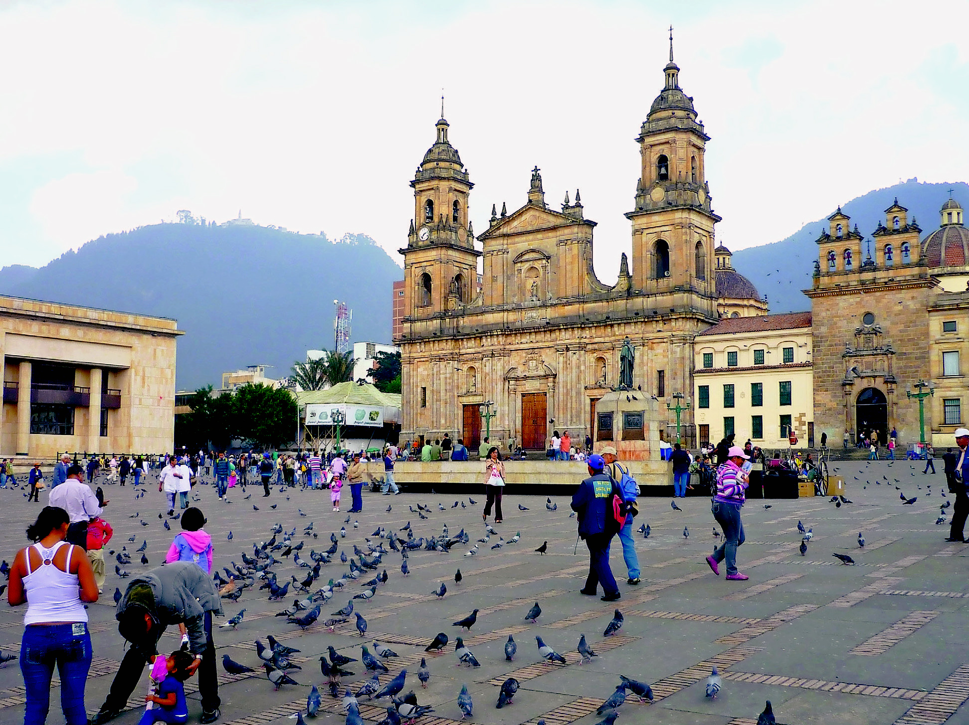 Der Plaza de Bolívar ist der zentrale Platz im Altstadtvertel La Candelaria, dem historischen Kern
der kolumbianischen Hauptstadt. Viele der ehemaligen Herrenhäuser sind heute Theater, Galerien und Museen. Auch das Mapa Teatro sitzt hier – Foto: Friedhelm Teicke
