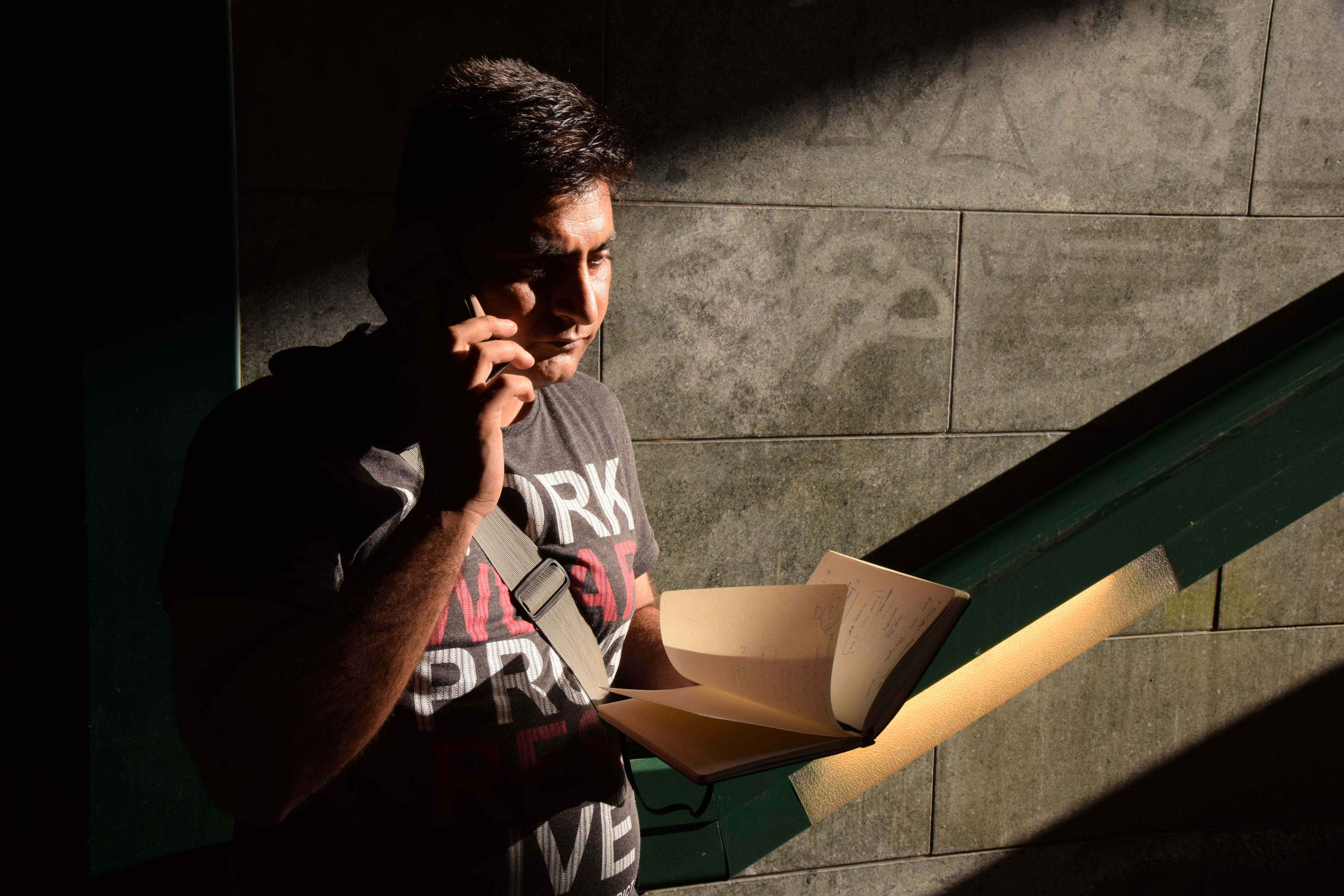 Samee wartet seit zwei Jahren auf seinen Asylbescheid. Er fragt sich: „Wenn es keinen Ort für dich gibt, was ist dann der Sinn des Lebens?“ 
Foto: Sascha Lübbe