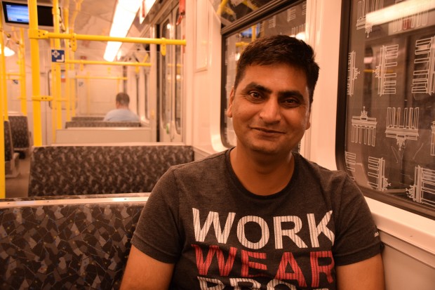 Drei Stunden ist Samee täglich in der U-Bahn unterwegs. Er ist ­vielbeschäftigt, macht Fortbildungskurse und besucht die Fahrschule Foto: Sascha Lübbe