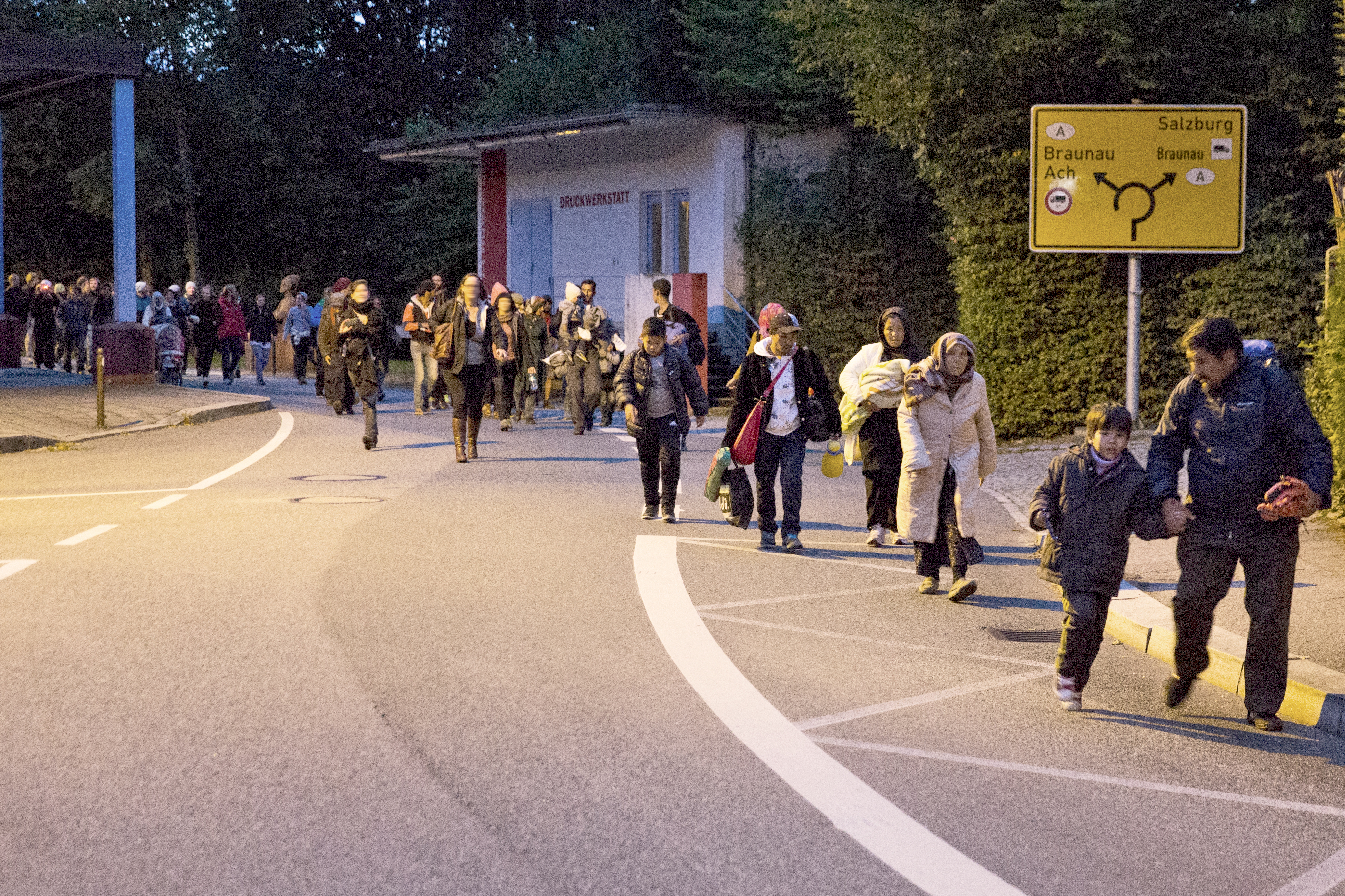 Die Gewerkschaft der Schleusenden bringt Flüchtlinge über eine unbesetzte Grenze von Österreich nach DeutschlandFoto: Björn Kietzmann