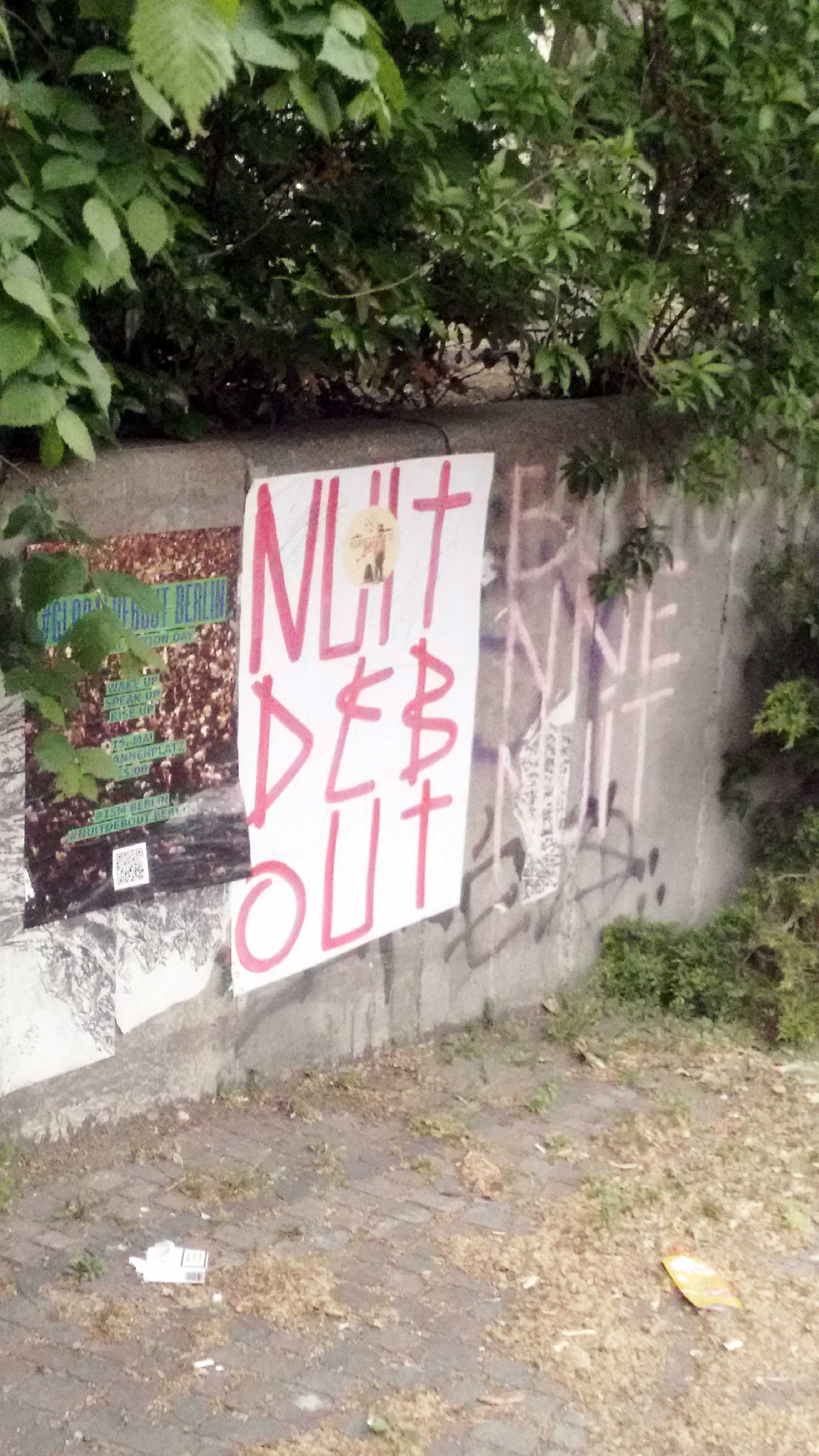 Ein Schild an einer Mauer weist auf die Nuit-Debout-Treffen hin – sonst könnte man die Versammlung auch für ein abendliches Cliquentreffen haltenFoto: Julia Lorenz