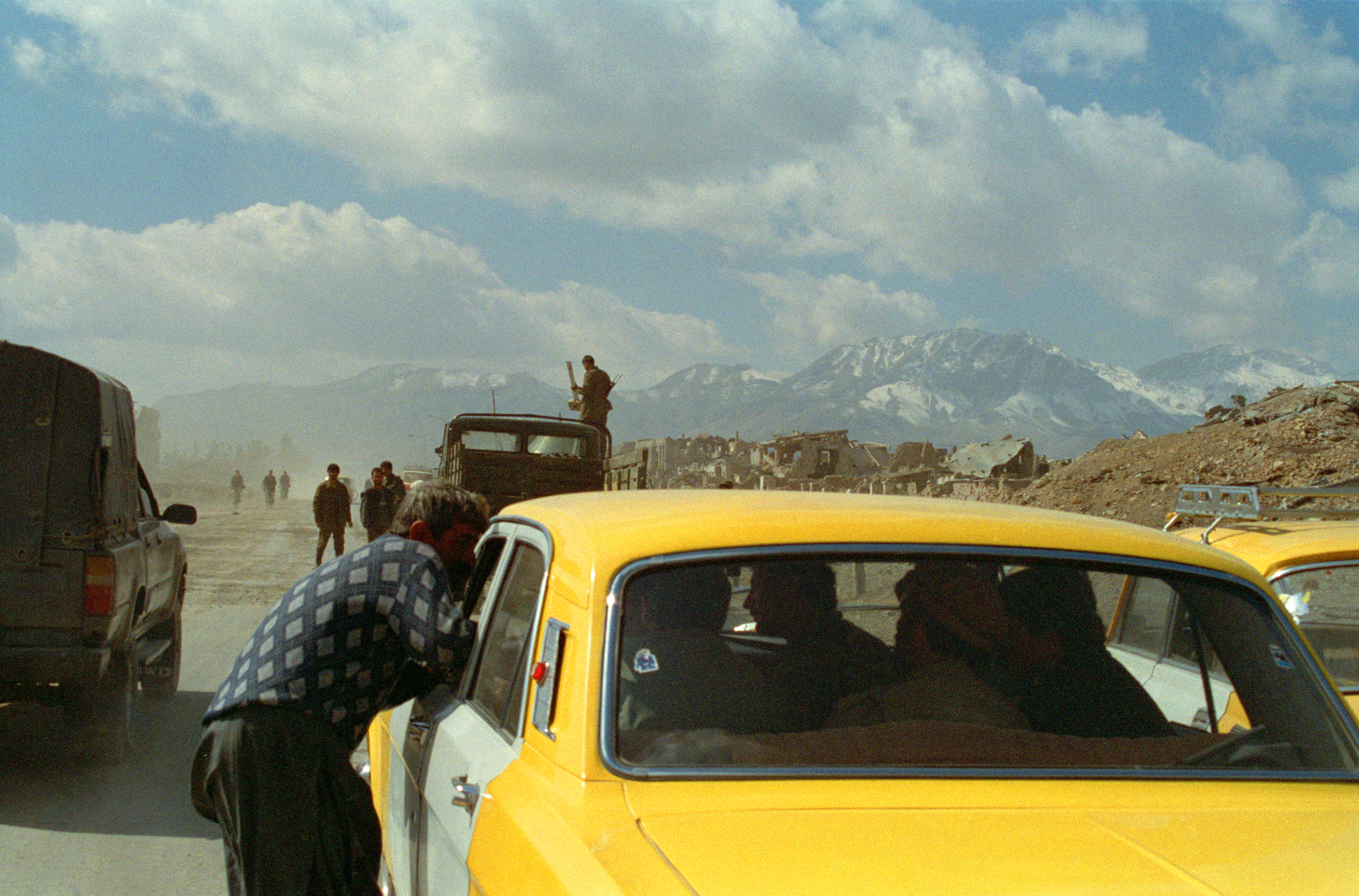 Between 1992 and 1996 different mujahedeen factions fought for control of the capital. Jod-e-Maiwand in Kabul was reduced to rubble in 1994 after Abdul Rashid 
Dostam, leader of an Uzbek faction, broke away from the Kabul government and sent his figh
-
ter jets in to bomb the capital. He joined sides with the Hezb-e-Islami of Gulbuddin Hekmatyar, 
the ex-prime-minister who had broken away from the central government a year earlier and 
who was now responsible for daily rocket-barrages into the city centre. Kabul, 1993, Afghanis
(c) Robert Knoth und Antoinette de Jong