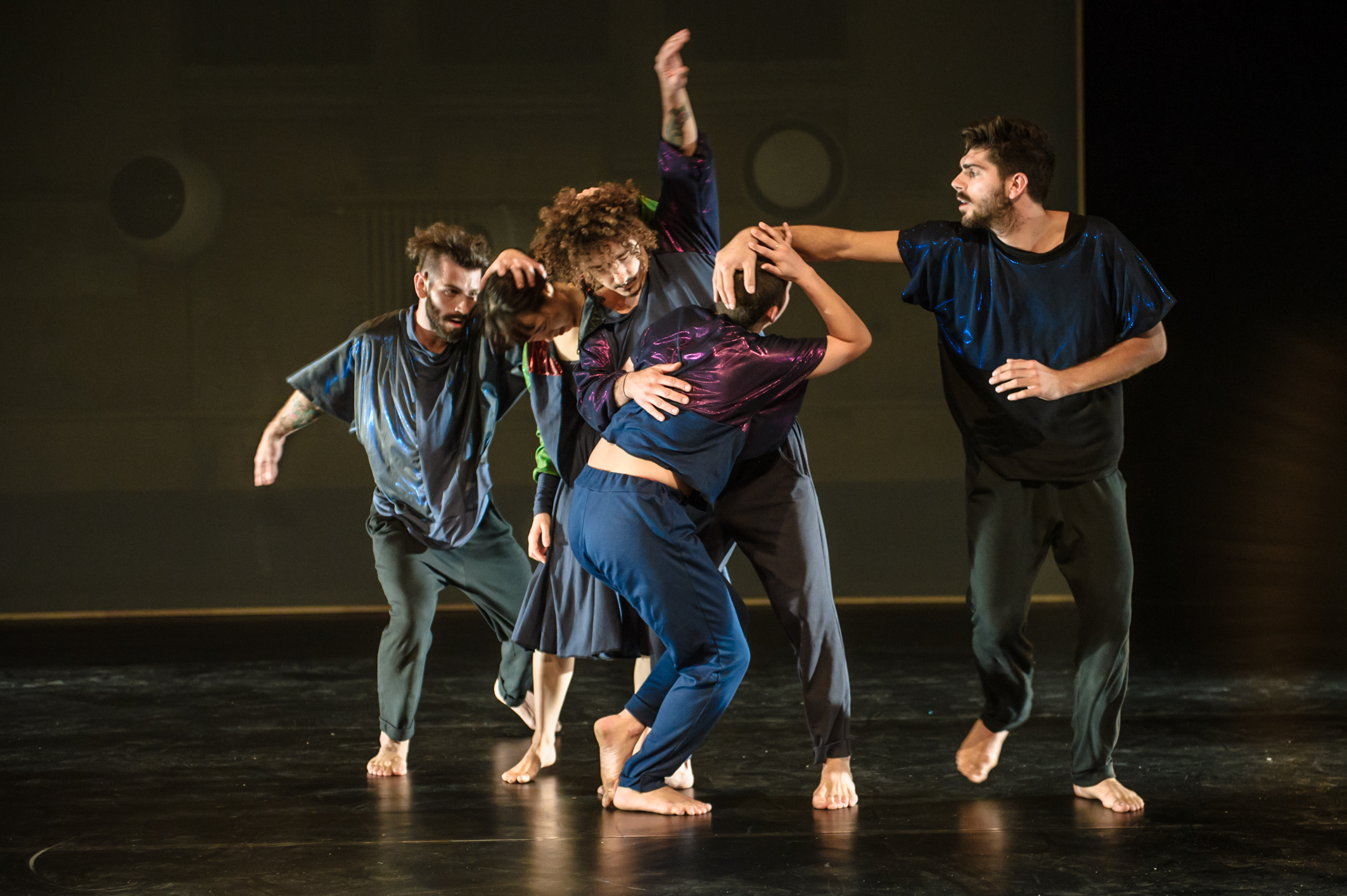 Tanz die eigene Traumrealität: Ensemble – Foto: Joerg Metzner