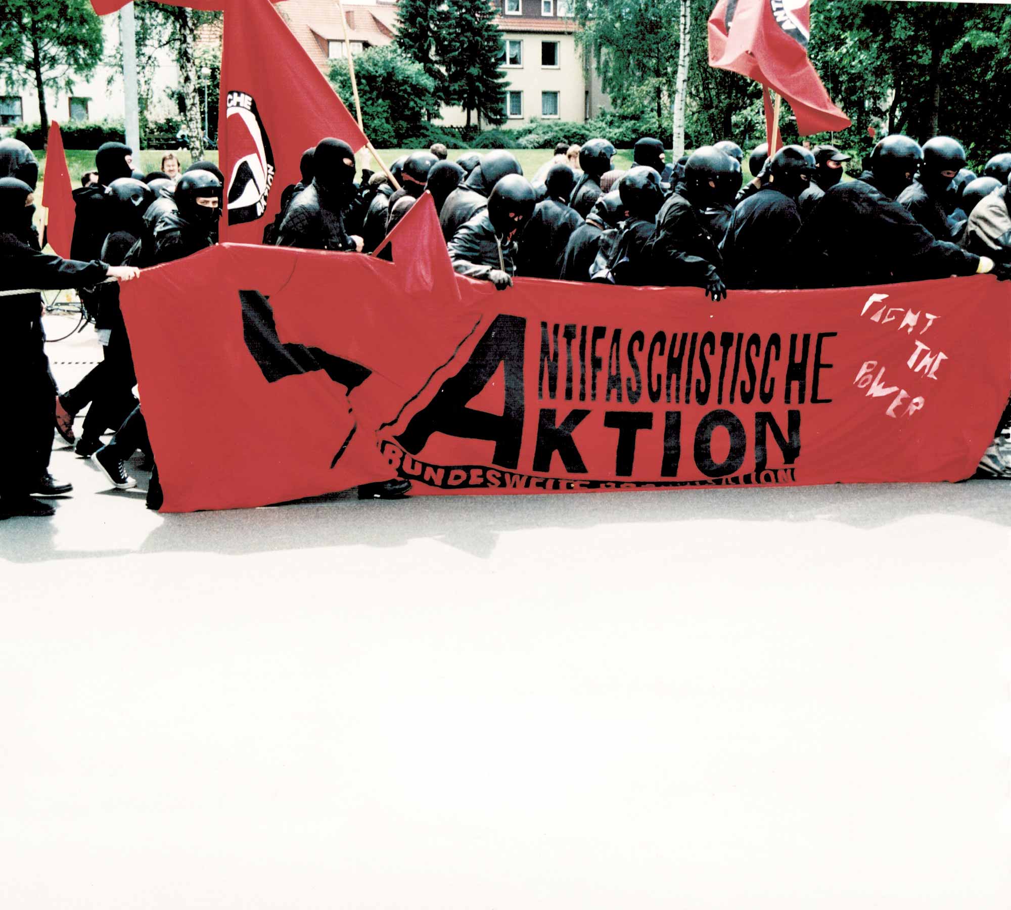 Autonomen-Demo 1994. Zu der Zeit war das Tragen von Helmen auf Demonstrationen noch legalFotos: Bernd Langer/ Martin Schwarzbeck