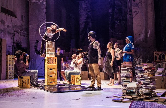 Die deutsch-­schwedische 
Neue-­Circus-Company Analog zeigt ihre Show „Finale“ – Foto: Jakub Jelen