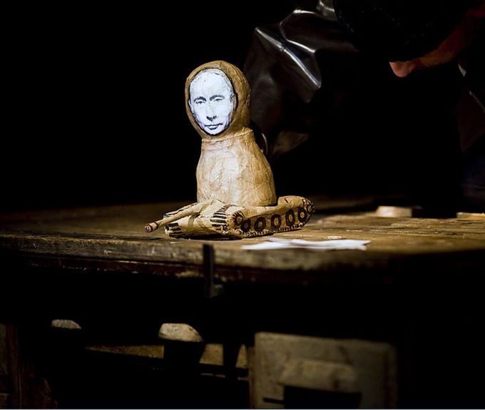 Putin als Prota­gonist: Der Tscheche Divadlo Líšen entfaltet mittels der Aufzeich­nungen der 2006 ermor­deten russischen Journalistin Anna Politkovskaja die Satire einer Ma­trjosch­ka-Gesellschaft – Foto: Vojtech Brtnický