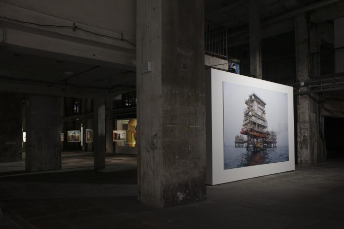 Ansicht der Ausstellung im Kraftwerk Köpenicker Straße: Khalifa Al Obaidli: Zuhause / Fertigungsstation 3.; Bul Hanine Ölfeld © Patricia Schichl