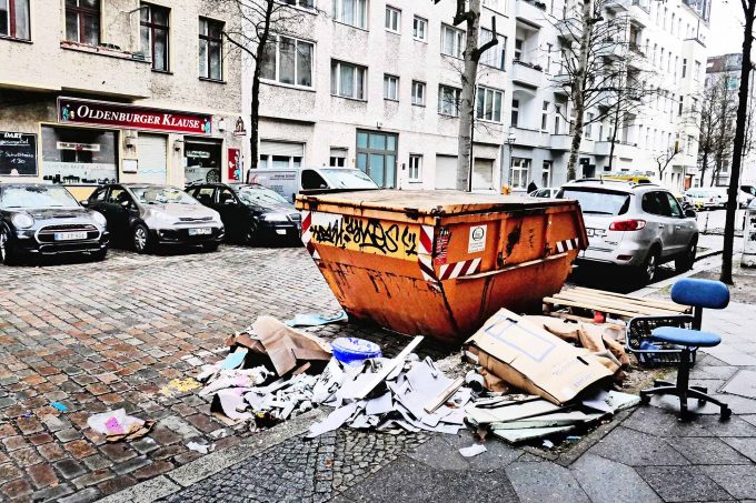Berliner Müll und Container: Dicht daneben ist auch vorbeiFoto: imago/Jürgen Ritter