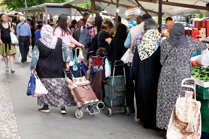 Nur zehn Prozent der Berliner Türken kehren dauerhaft zurück in die alte Heimat, schätzt eine Sozial­arbeiterinFoto: imago / Revierfoto