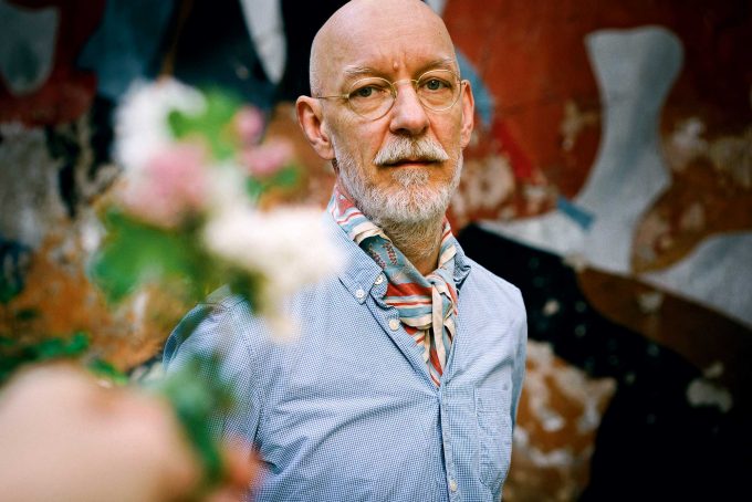 Thomas Fehlmann
geboren 1957 in Zürich, hat Musikgeschichte geschrieben: in den 80er-Jahren als Synthesizer-Bevollmächtigter der NDW-Avantgardeband Palais Schaumburg, seit den 90er-Jahren in ähnlicher Funktion mit dem Ambient-Projekt The Orb und solo als Produzent von freigeistigen House- und Technoplatten. Schon 1988 gründete er das Clubmusiklabel Teutonic Beats, eines der ersten seiner Art in Deutschland, auf dem unter anderem der spätere Minimal-Techno-Pionier Moritz von Oswald veröffentlichte. Das Berliner Nachtleben hat Fehlmann schon früh als DJ im Tresor und mit dem von seiner Lebensgefährtin Gudrun Gut gegründeten Projekt „Ocean Club“, später auch als Radiosendung im RBB, sehr aktiv mitgestaltet. Der Elder Statesman des Berliner Techno-Undergrounds und Gudrun Gut gehören auch zu den Gründern des UM-Festivals in der Uckermark, das alle zwei Jahre ein Programm aus „zeitgenössischer Kunst, Musik und Literatur“ bietet, dieses Jahr am 1. und 2. September. Jetzt hat der studierte Künstler, der Techno schon mal mit Malerei vergleicht, sein bisher direktestes und geradlinigstes Album vorgelegt: „Los Lagos“ erscheint am 7. September.

Thomas Fehlmann: „Los Lagos“ (Kompakt/Rough Trade)
DJ-Gig bei „S3kt0r UFO – 30 Jahre Techno“ im Rahmen des Red Bull Music Festivals: Fr 14.9., ab 20 Uhr, Funkhaus Berlin, Nalepastr. 18, Oberschöneweide, VVK 27,50 € zzgl. GebührenFoto: Max Zerrahn