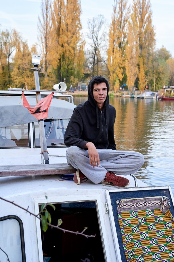 Luan auf seinem Boot 
Foto: Saskia Uppenkamp