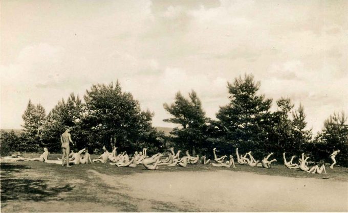Nudismus hat eine Geschichte, die bis ins Kaiserreich zurückreicht. Auch die Nazis machten sich FKK zu eigen. 
Hier ein Nudistencamp vor den Toren Berlins in den 1930er-Jahren Foto: Sludge G / CC BY-SA 2.0 / flickr
