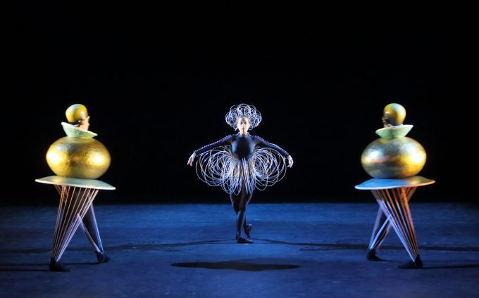 Zeitlos modern: 
„Das Triadische Ballett“ – Foto: Wilfried Hösl