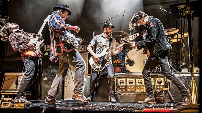 Gitarrenduelle und Holzfällerhemd – das Tourplakatfoto hat nicht gelogen – Foto: Live Nation