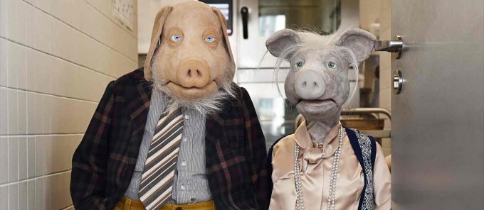 Alles Schweine: Patriarch Helge und Gattin in einer Studioinszenierung von  Studierenden der Puppenspielkunst – Foto: Zsu Szabo