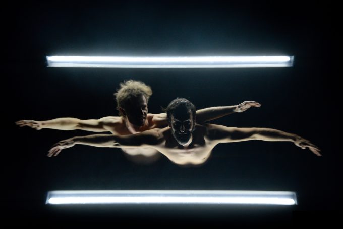 In „Hocus Pocus“ von der Cie. Philippe Saire 
tauchen zwei Freunde in eine spektakuläre Welt der Illusionen ein – Foto: Philippe Weissbrodt