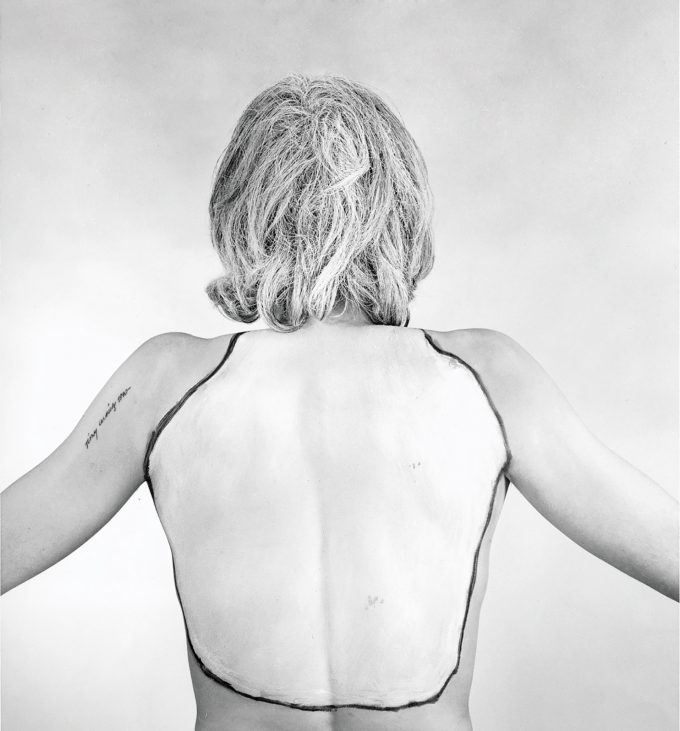 Timm Ulrichs: „Die weißen Flecken meiner Körper-Landschaft. Kenn-Zeichnung der mir niemals direkt sichtbaren Bereiche meines Körpers“, 1968
2 Schwarzweiß-Fotografien