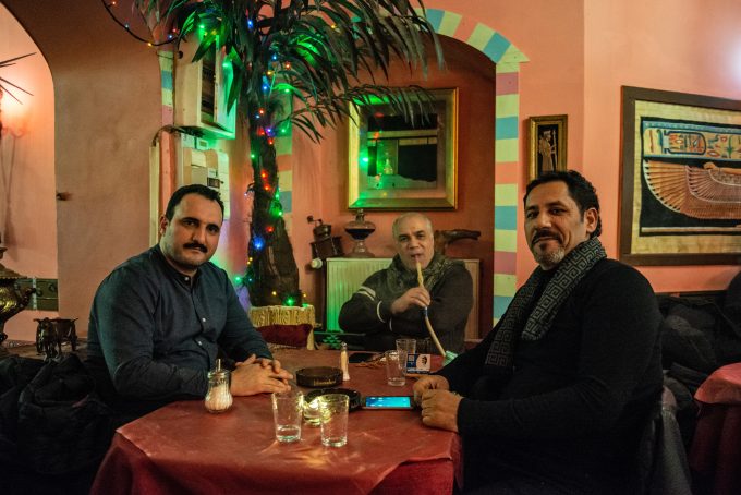 Shisha Cafe Barbar Aga in Neukölln, Stammgäste Nader Khalil, Dr. Huthifa Al-Mashadawy, Ismail Hossein vom Deutsch Arabischen  Zentrum